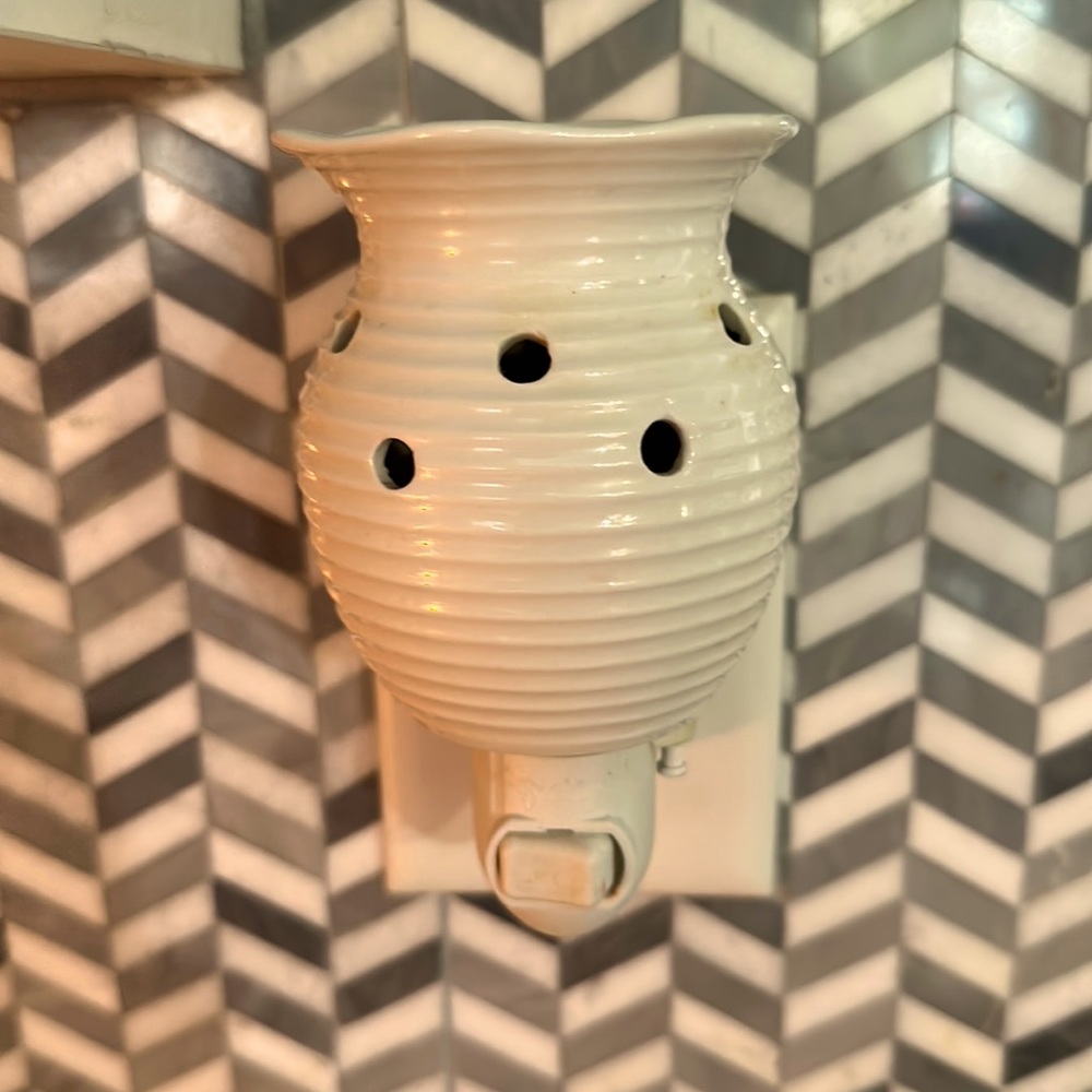 Scentsy wall plug in